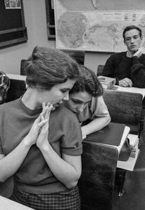 Kvindelige elever socialiserer og sludrer i klasseværelset på James A. Garfield High School, en... af Ted Spiegel