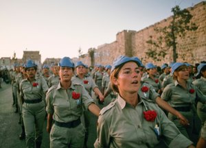 Israelske soldater marcherer forbi Jerusalems gamle bymur i en genoplivning af... af Ted Spiegel