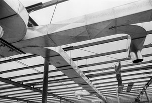 Stålkonstruktioner og ventilationskanaler på byggepladsen ved Hanfords... af Ted Spiegel