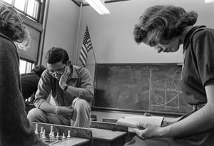 Elever spiller skak og læser på Ames A. Garfield High School, en byskole med... af Ted Spiegel