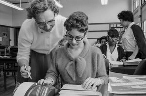 Lærer og kvindelig elev i en regnskabsklasse på James A. Garfield High School,... af Ted Spiegel