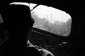 Udsigt over sporene fra førerhuset på et diesellokomotiv med lokomotivføreren, Pacific Northwest af Ted Spiegel