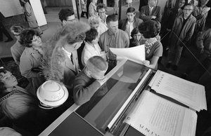 Besøgende på verdensudstillingen i Seattle i 1962 ser en tidlig mainframe UNIVAC-computer. af Ted Spiegel