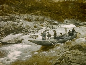 En båd i Hozu-flodens strømfald, Kyoto ca. 1900 - 1915 (fotografi)