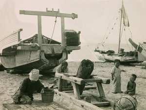 En fiskerfamilie i Japan omkring 1900-1915 (fotografi)