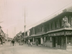 En indkøbsgade i Motomachi-distriktet i Kobe, ca. 1900-1915 (fotografi)