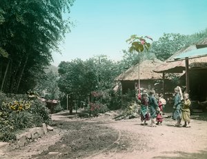 Børn leger på gaden på vejen til Miyanoshita ca. 1900 - 1915 (fotografi) af Teijiro Takagi