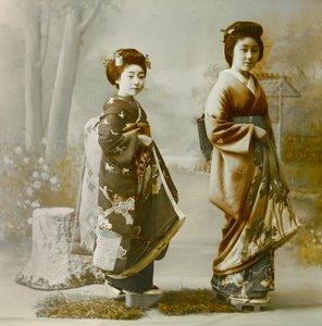 Portræt af to unge geishaer ca. 1900 - 1915 (fotografi) af Teijiro Takagi