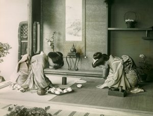 To japanske kvinder i traditionelle dragter hilser på hinanden før teceremonien, ca. 1900 - 1915 (fotografi) af Teijiro Takagi