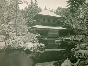 Udsigt til Ginkaku-ji under sneen i Kyoto, ca. 1900 - 1915 (fotografi) af Teijiro Takagi