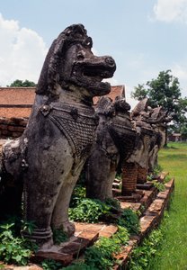 Løve-lignende sten vogter figurer bygget omkring bunden af stupaen af Thai School