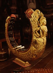 Rigt dekoreret Khong Mon (træ og metal)