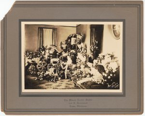 Fotografisk tryk af blomsterarrangementer til begravelse for Samuel M. Jackson Jr., sep 1928. af The Blanch Randle Studio