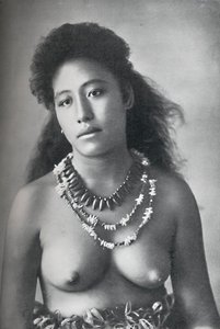En samoansk belle, iført halskæder af tænder og skaller, 1902