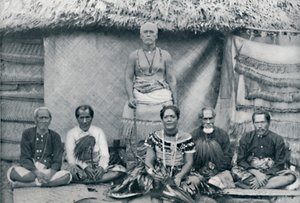 En gruppe samoanere, inklusive den velkendte oprører Mataafa Iosefo den stående figur, 1902