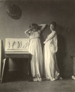 To kvindelige modeller i klassisk kostume med Eakins