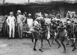Piger fra Bundu-stammen danser foran prinsen, Freetown, Sierra Leone, 1925
