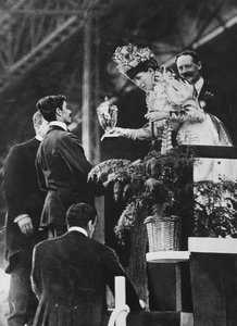 Dronning Alexandra overrækker en særlig kop til Dorando for at mindes hans store indsats for at vinde det olympiske maraton i juli 1908