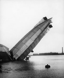 Vraget af Storbritanniens største luftskib, The Mayfly, ved Barrow, 1911