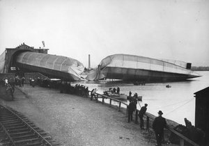 Vraget af Storbritanniens største luftskib, The Mayfly, ved Barrow, 1911
