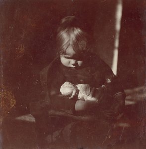 Betty Reynolds med Doll on Lap, ca. 1885. af Thomas Eakins