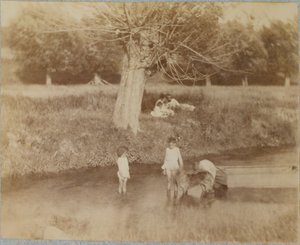 Tre børn og en hund, der leger i bækken, 4. juli 1883 af Thomas Eakins