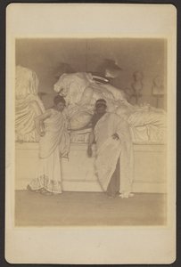 [To mandlige studerende i græsk kostume foran en gipsafstøbning af de tre skæbner fra Elgin Marbles]. af Thomas Eakins