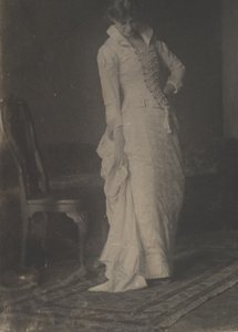 [Kvinde i hvid blondekjole i studie af Thomas Eakins], 1880