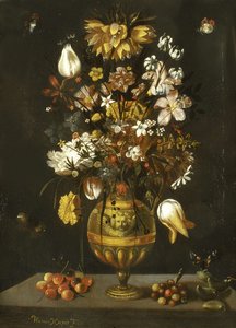 Gylden bronzevase med blomster, kirsebær, træjordbær og mandler på et bord af Thomas Hiepes