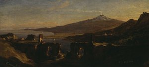 Udsigt fra ruinerne af det græske teater i Taormina, Sicilien, med Etna-bjerget (ryger)