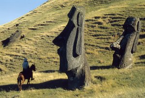 Påskeøens monolitter kaldet moai i et vulkansk landskab er ældgamle vagtposter for...