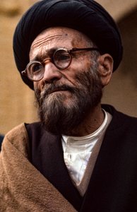 Iransk shiamuslimsk gejstlig med briller og turban