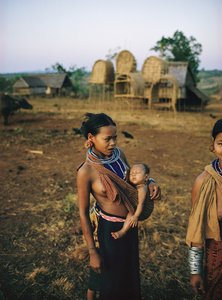 Khmer Loeu-mor og hendes barn i slynge og traditionel bjergstamme-sarong i Phum...
