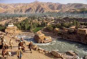 Stammefolk ved Kokcha-floden, der løber gennem en kløft i Faizabad, en afghansk provinshovedstad...