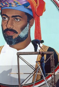 Håndværkere vedligeholder et gigantisk vægmaleri af Qaboos bin Said Al Said, Sultan af Oman var Sultan...