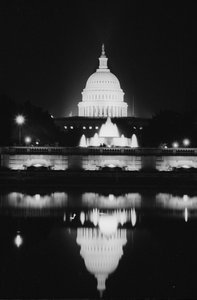 West Front of the U.S. Capitol spejlet i Reflecting Pool om natten af Thomas J. O