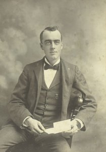 Uden titel portræt af siddende mand, 18801899. af Thompson Studio