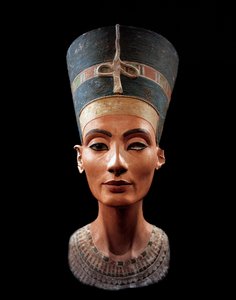 Buste af Nefertiti (c1370-c1330 f.Kr.) Store kongelige hustru (hovedgemal) til den egyptiske farao Akhenaten. Nefertiti og hendes mand var kendt for en religiøs revolution. De tilbad kun én gud, Aten, solens skive. af Thutmose Thutmose