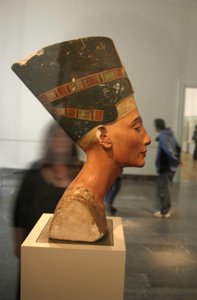 Buste af Nefertiti (c1370-c1330 f.Kr.) Store kongelige hustru (hovedgemal) til den egyptiske farao Akhenaten. Nefertiti og hendes mand var kendt for en religiøs revolution. De begyndte kun at tilbede én gud, Aten, solens skive. af Thutmose Thutmose