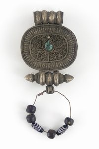 Amuletæske (Gau) (sølv, glasperler og turkis) af Tibetan School