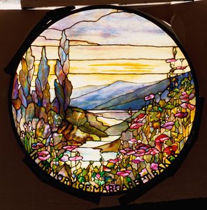 Vindue med solnedgang og bjerge, Tiffany Studios, ca. 1900