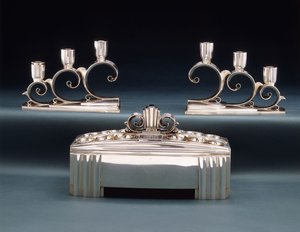 En Tiffany & Co. udstillings midtpunkt og to tre-lys kandelaber, lavet til verdensudstillingen i 1939, ca. 1939 (sølv) af Tiffany and Company