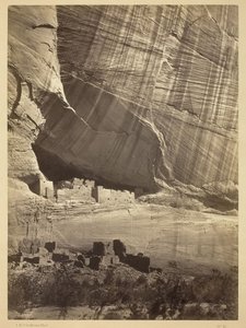 Gamle ruiner i Cañon de Chelle, N.M. I en niche 15 meter over Cañons nuværende bund. af Timothy O