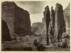 Cañon de Chelle, Walls of the Grand Cañon, omkring 1200 fod i højden, 1873 af Timothy OSullivan