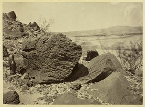 Klippe udhugget af drivende sand, under Fortification Rock, Arizona af Timothy O