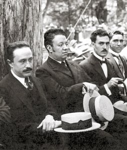 Jose Vasconcelos og Diego Rivera under en udendørs begivenhed i Chapultepec Park, Mexico City, 1921 af Tina Modotti