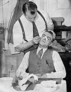 Englands kaptajn Eddie Hapgood modtager behandling for en brækket næse efter en kamp med Italien, 1934.