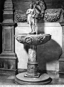 Helligvandsbassin overgået af en statuette af Johannes Døberen, Basilica of S. Antonio, Padua af Tullio Lombardo