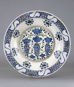Et Iznik keramikfad, med en central rundel, der forestiller tre klaser af druer og vinblade, ca. 1570 (keramik) af Turkish School
