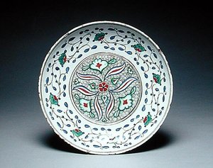 Fad dekoreret med stiliserede blomster, Isnik, slutningen af 1500-tallet (lertøj) af Turkish School